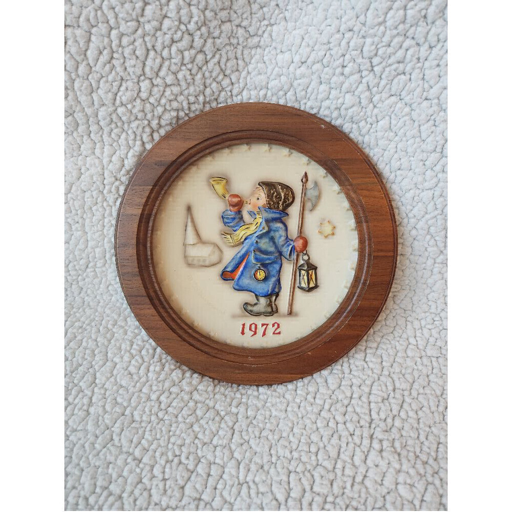 MJ Hummel 1972 2nd Annual Plate hand paint child ceramic plate and wooden frame